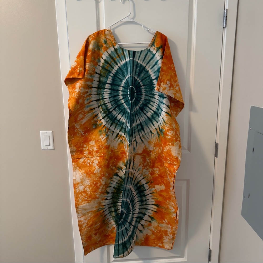 African bounou dresses, available in 3 different colors can fit medium and Large